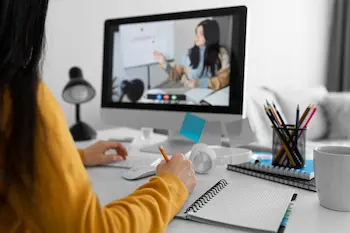 alumno estudiando inglés online