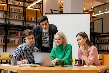 alumnos estudiando en la academia de inglés